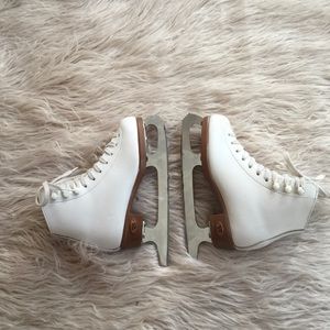 Ridell Red Ribbon 17 youth figure skates